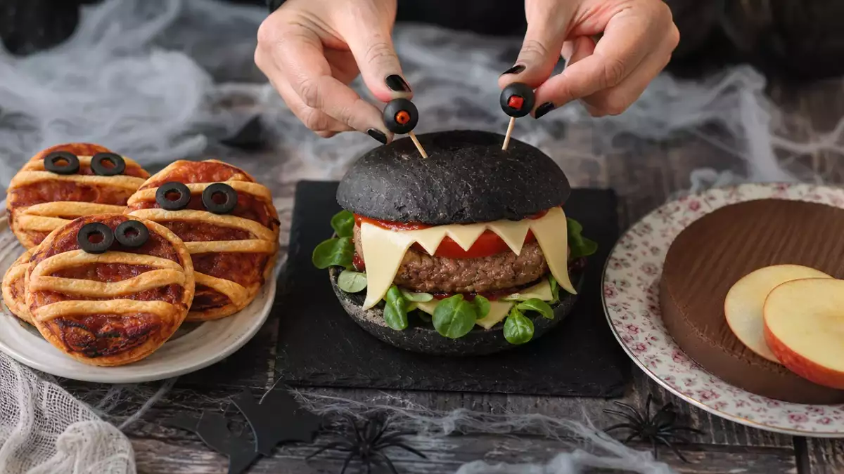 Daily menu, October 28: spooky Halloween pizzas, a monster burger and apple chocolate fudge