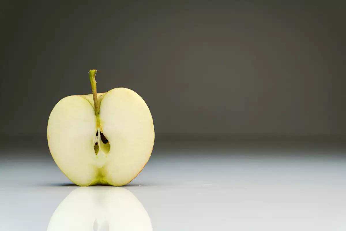Is the fruit still unripe? Find out when an apple can help it ripen faster