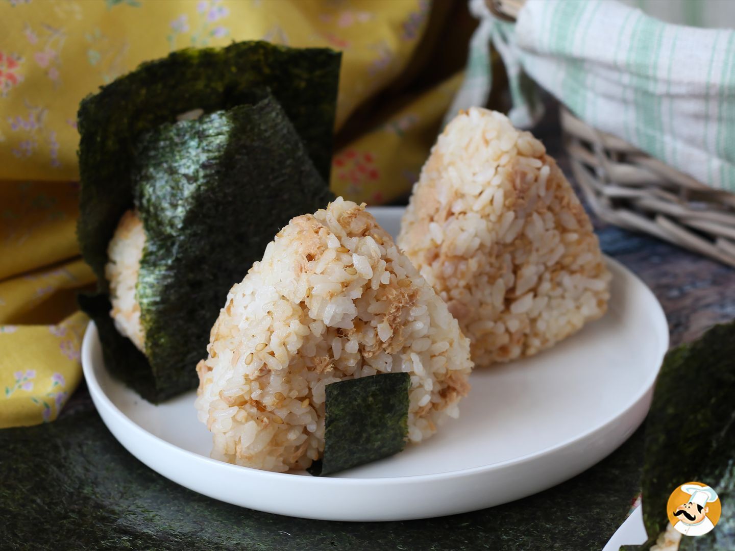 How to pack an onigiri and keep the seaweed crunchy?