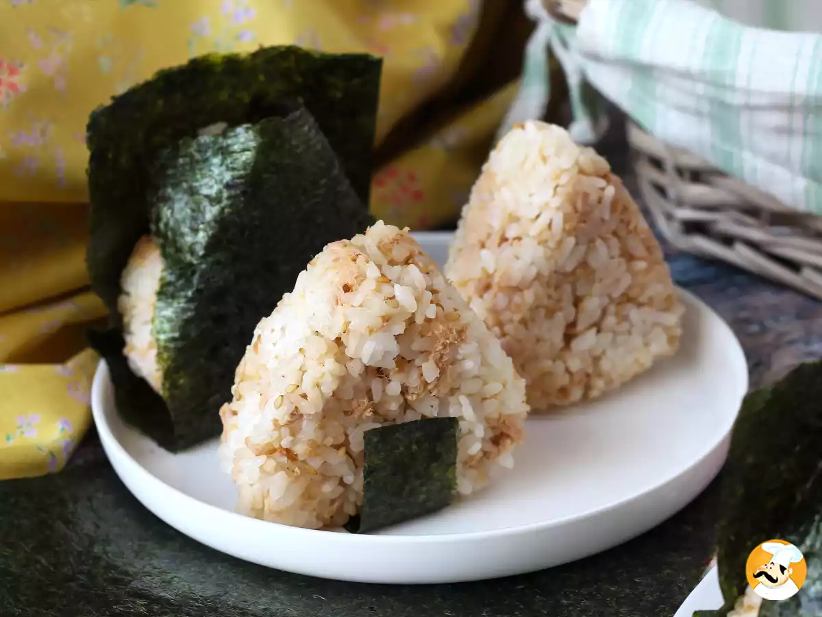 How to pack an onigiri and keep the seaweed crunchy?