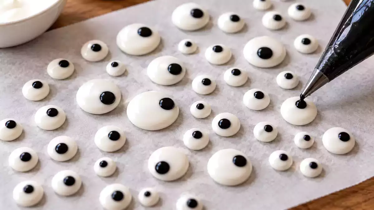 How to make Halloween candy eyes at home with just 3 ingredients