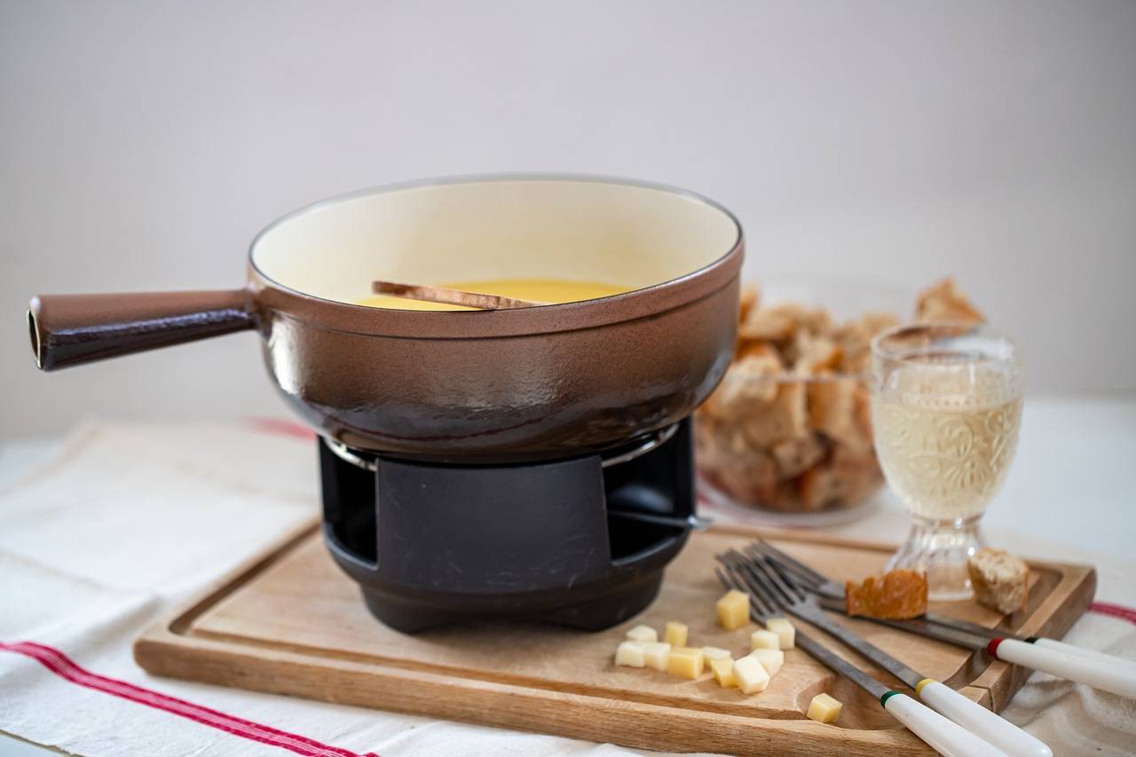 The secret of real fondue: Discover traditional recipes from different regions!