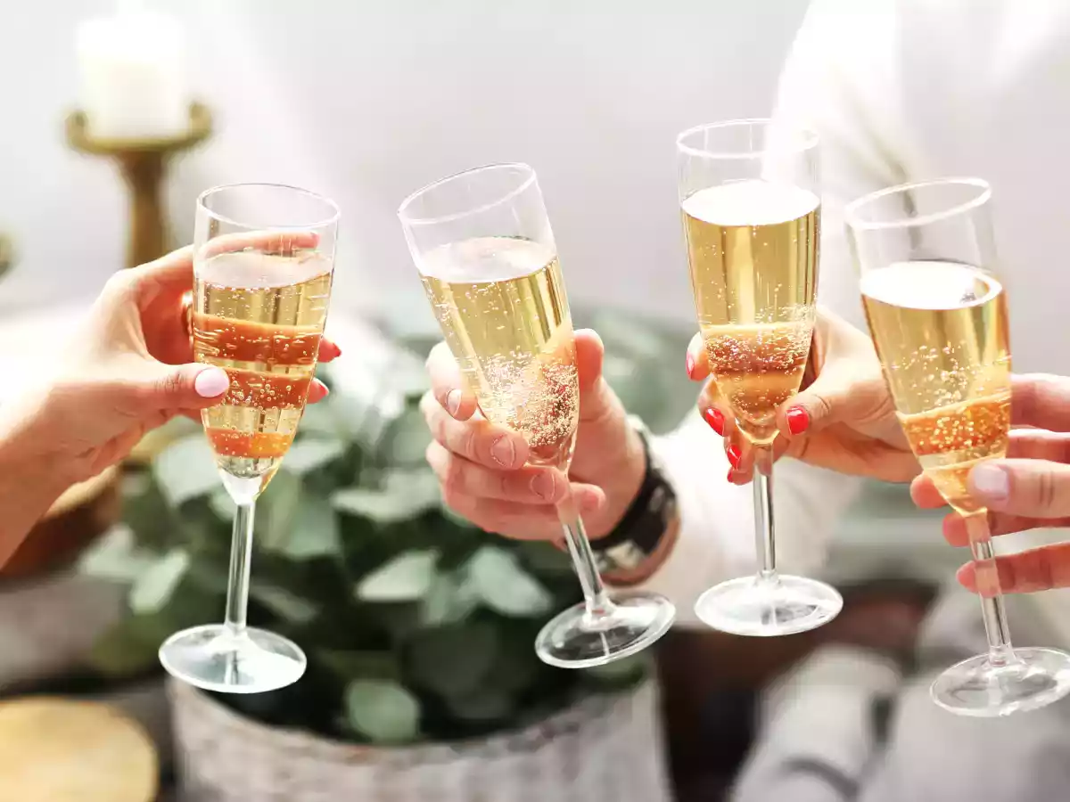 A spoon to save sparkling wine? The science behind this myth