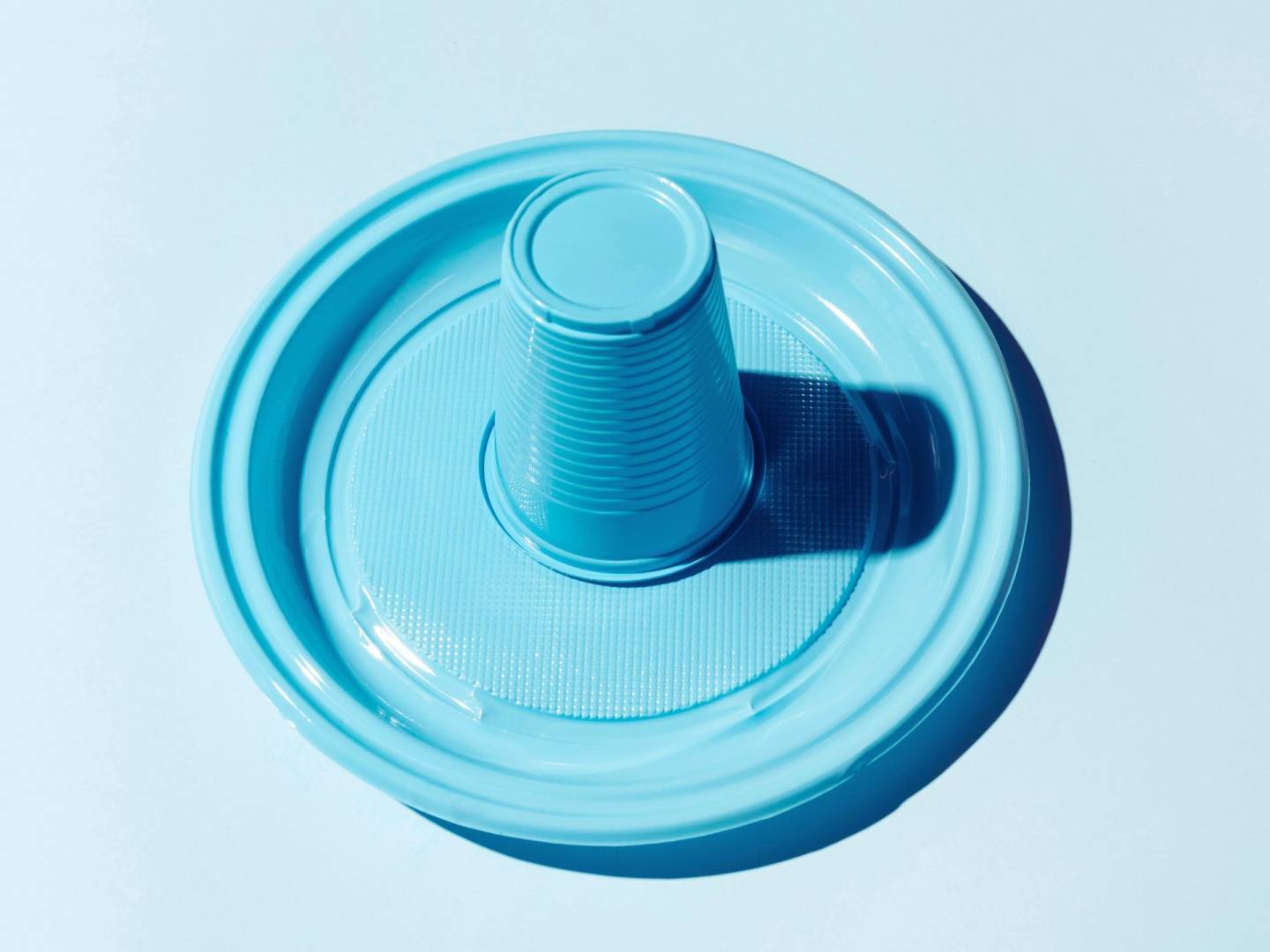 Beware of plastic! Dishes and cups: an invisible threat to your health.