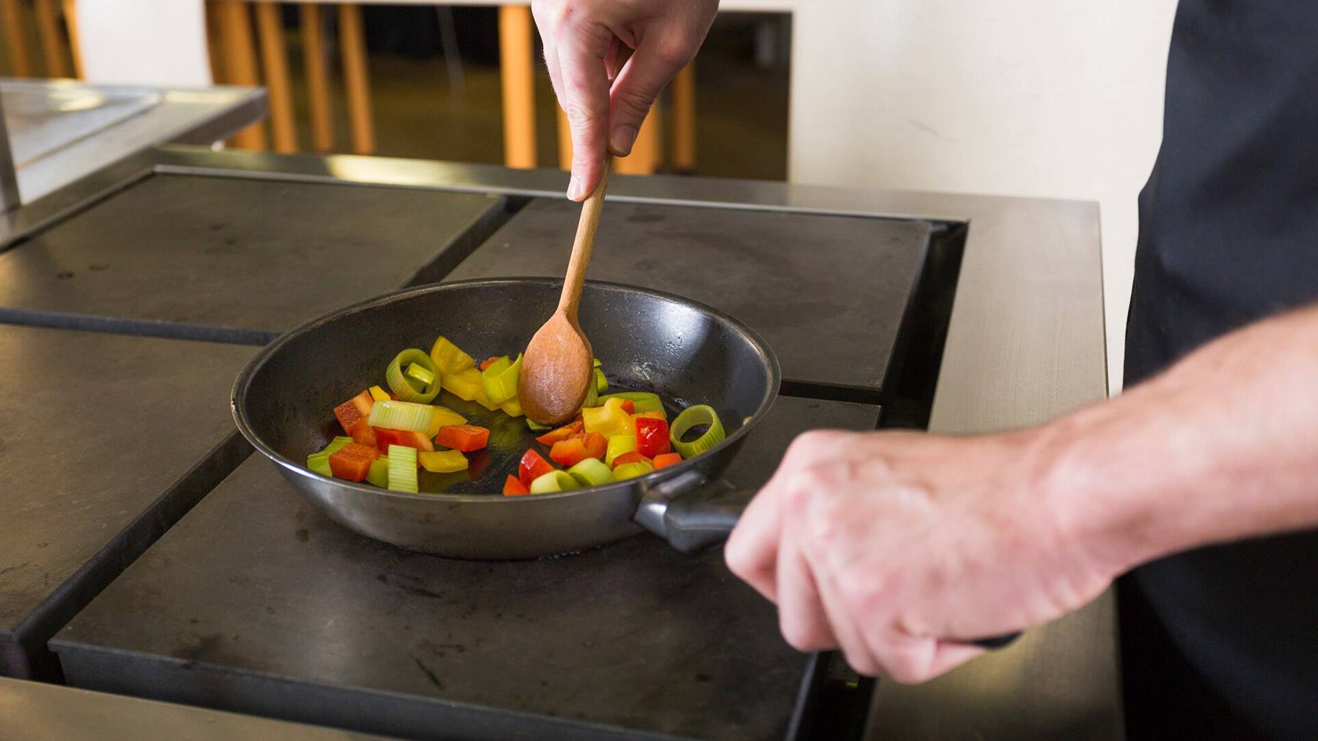 Are non-stick pans really safe for our health? Discover the truth behind this technology!