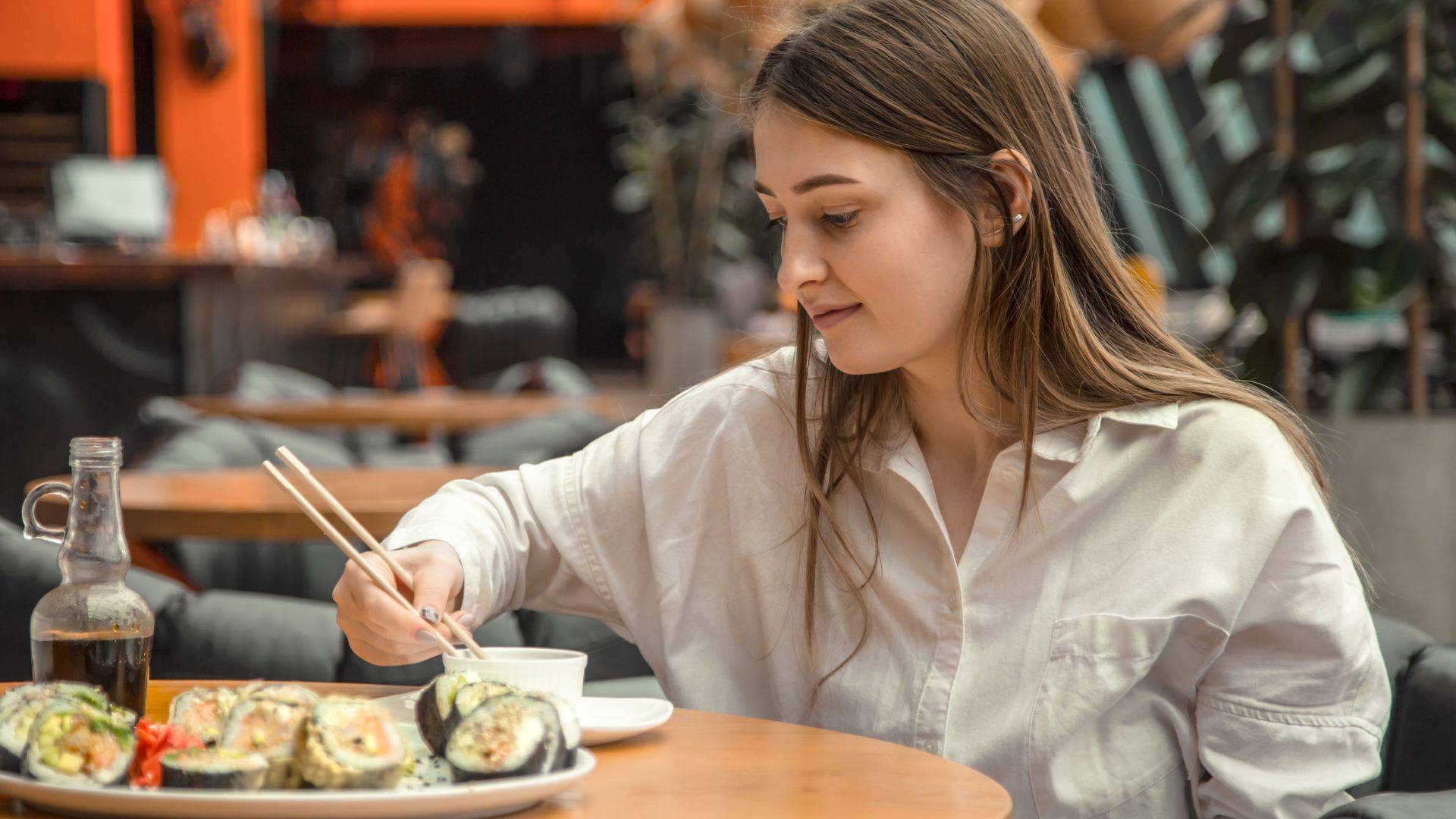 If you eat sushi like this, you're doing it wrong: what a Japanese would never do