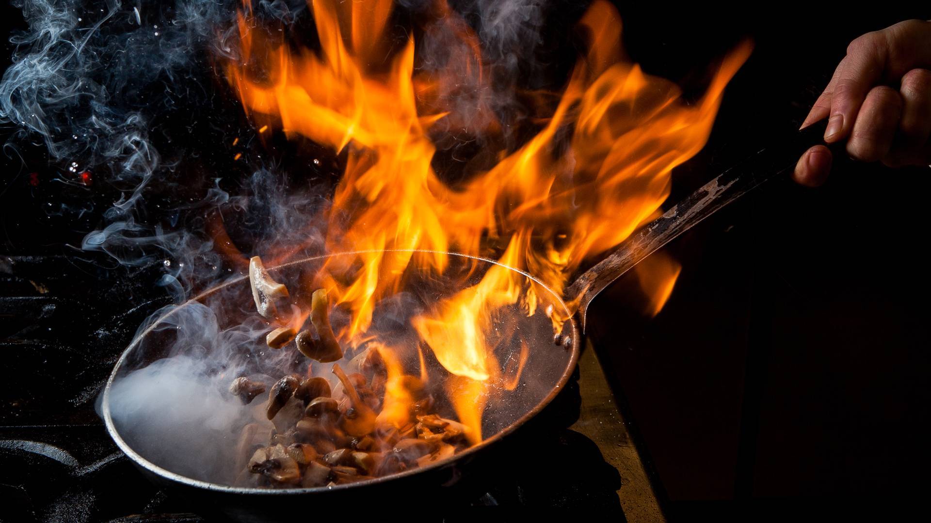 Don't make this dangerous mistake when extinguishing a grease fire