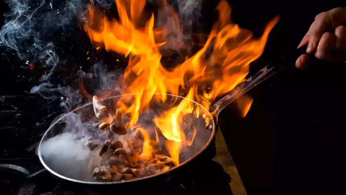 Don't make this dangerous mistake when extinguishing a grease fire