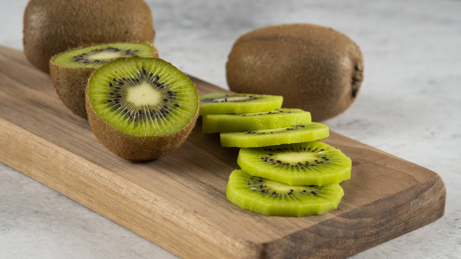 Why do so many people eat kiwifruit with skin? Is it just a fad or a healthy trend?