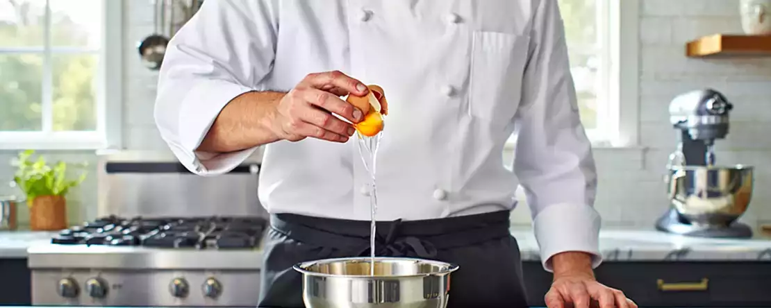 Cracking the egg with one hand: the chefs' secret that leaves no shell in the food