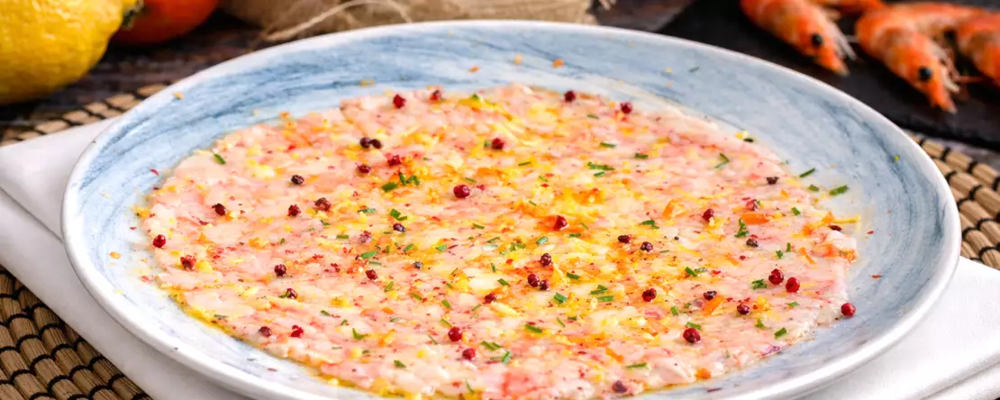 Shrimp carpaccio with citrus and pink pepper: an ideal starter to give a new twist to the usual seafood.