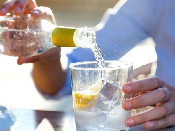 Is sparkling water bad for you? Discover the myths and truths about this popular drink!
