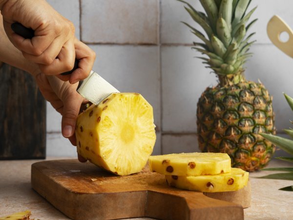 Does your tongue itch when you eat pineapple?