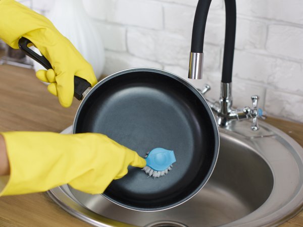 This everyday gesture could be damaging your pans!