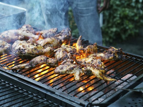 The trick of salt on the coals used by expert grillers