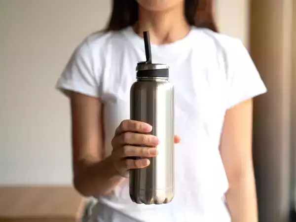 Drinking more water every day: why (and how) the water bottle with straw can change your life
