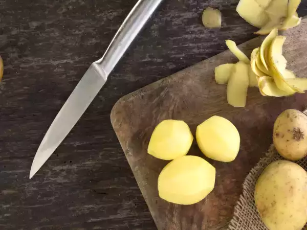 How to prevent potatoes from oxidizing when peeling?
