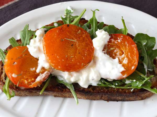 8 lightning-fast ideas for summer toasts
