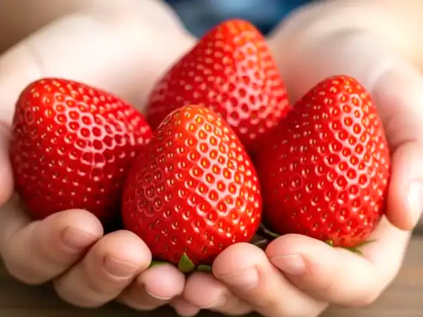 Strawberries never cease to surprise: the truth behind their little yellow dots