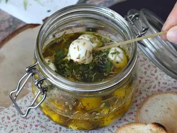 The easiest appetizer that disappears first: marinated mozzarella balls