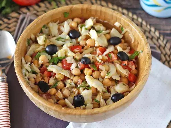 This chickpea salad is everything you need on hot days: refreshing, quick and super nutritious