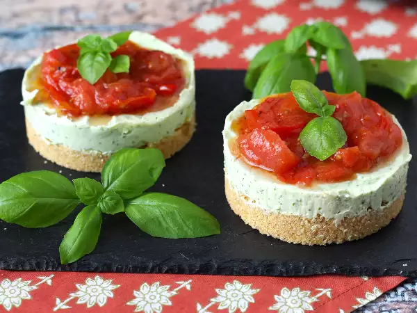 Discover the savory summer cheesecake that brings everyone to the table with its fresh seasonal flavors
