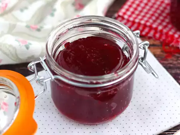 Homemade plum jam from just three ingredients? Yes, it's possible, and it's absolutely delicious!