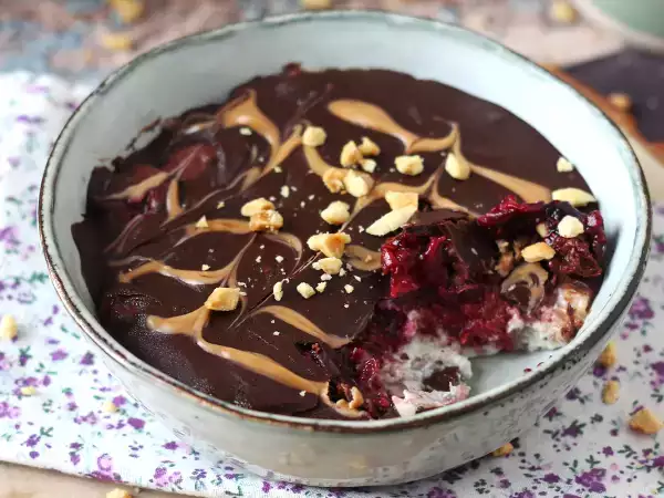 Overnight oats with red berries and chocolate: the healthy breakfast you need first thing in the morning