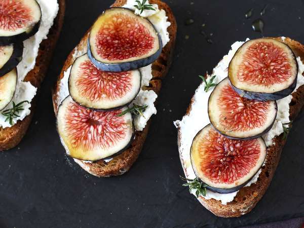 Have you ever tasted the seasonal bruschetta that everyone is dreaming about? Figs, cheese and honey for a killer appetizer!