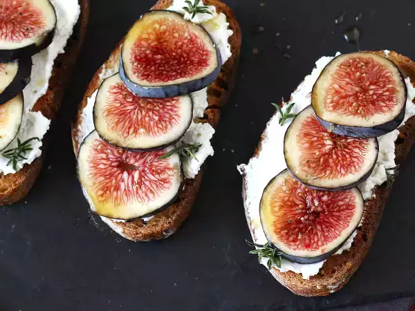 Have you ever tasted the seasonal bruschetta that everyone is dreaming about? Figs, cheese and honey for a killer appetizer!