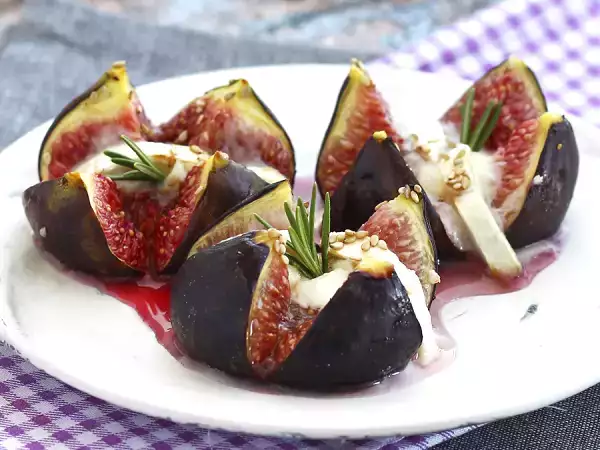 Baked figs with goat cheese and honey: the perfect seasonal recipe to enjoy in September