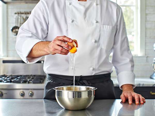 Cracking the egg with one hand: the chefs' secret that leaves no shell in the food
