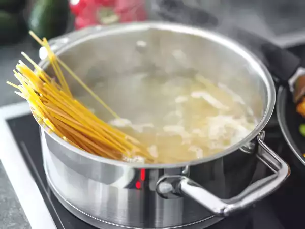 Everyone talks about pasta water… but few know why it’s the key to a restaurant-quality dish
