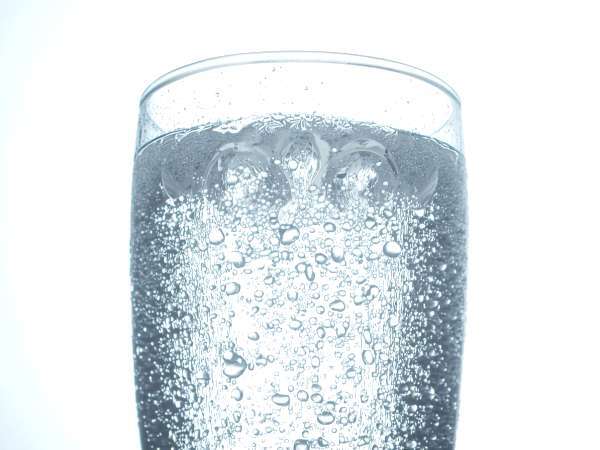 It looks healthier than soda, but sparkling water can upset your digestive system if you ignore these details...