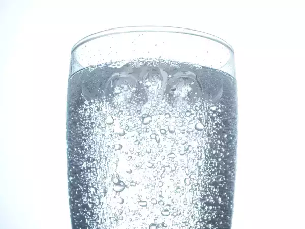 It looks healthier than soda, but sparkling water can upset your digestive system if you ignore these details...