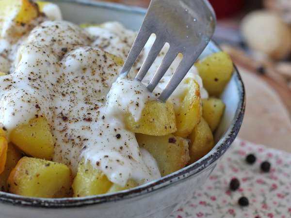 Potatoes go gourmet in this baked cacio e pepe recipe: simple to make, impossible to forget