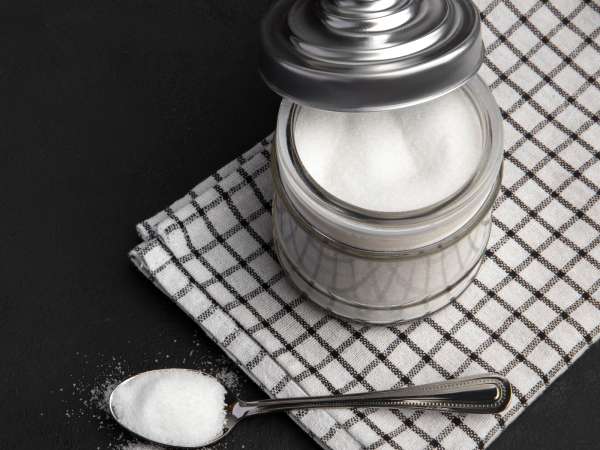 You who always keep sugar in the same jar, this is how it gets spoiled without your knowing it