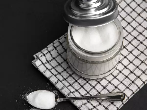 You who always keep sugar in the same jar, this is how it gets spoiled without your knowing it