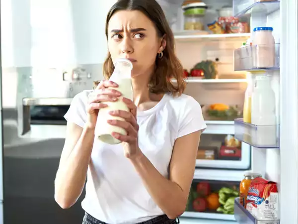 Drinking cold milk from the bottle: the habit that weakens the immune system