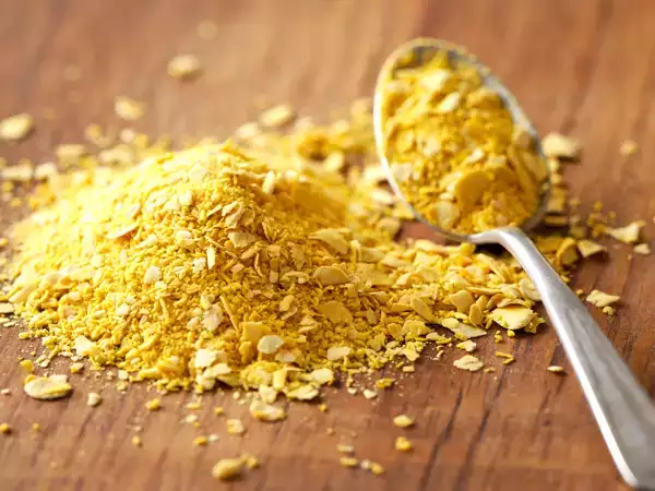 Nutritional yeast: the condiment that imitates cheese and can boost your body without you noticing