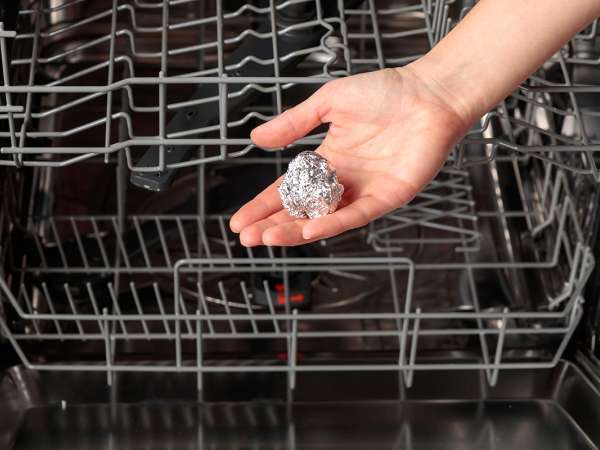 Why experts add an aluminum ball to the dishwasher before each cycle
