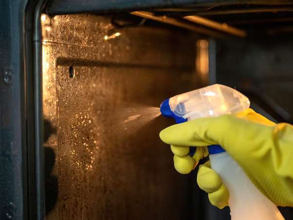 This fruit placed in the oven practically degreases itself without any products