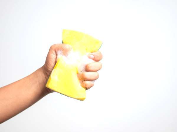 Cut a corner off your dish sponge: a small trick that simplifies everything in everyday life
