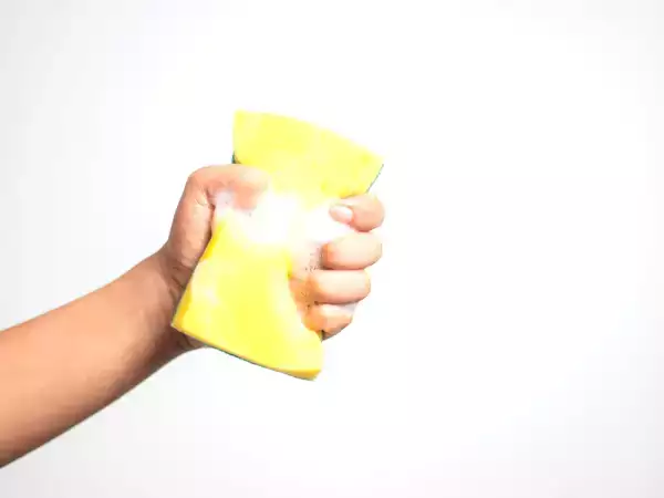 Cut a corner off your dish sponge: a small trick that simplifies everything in everyday life