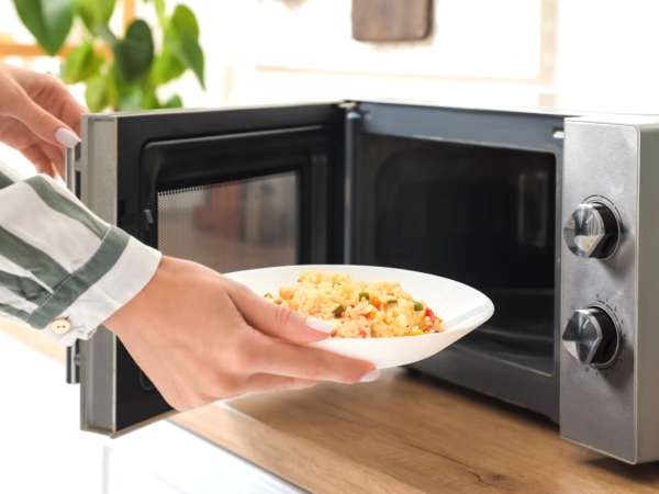 These 5 foods should never go in the microwave: experts warn about the risks
