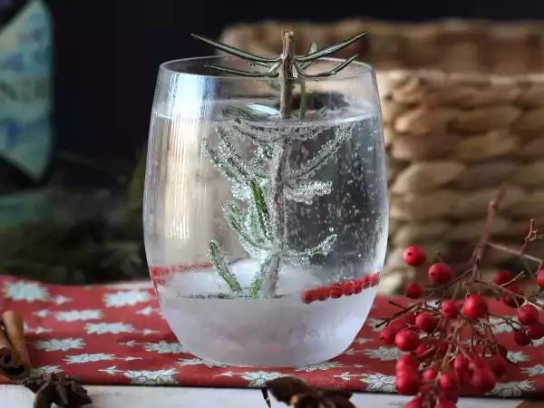 Want the snowy Christmas tree effect in your drink? This detail makes all the difference