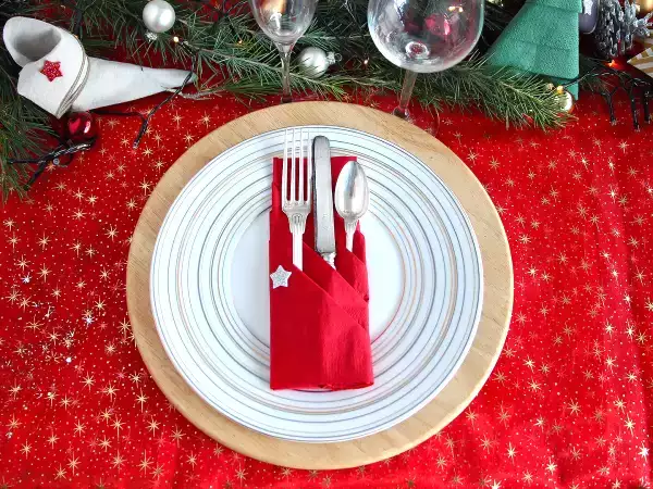 With just one paper napkin, you can create a chic and inexpensive cutlery tray: the tutorial that's blowing up