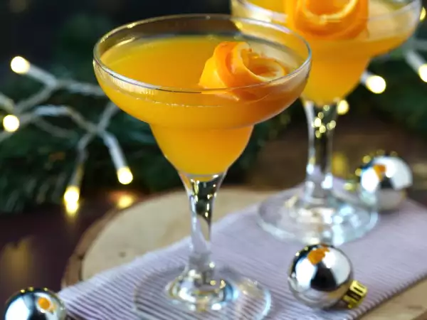 8 festive sparkling wine cocktails that will steal the show at Christmas and make your New Year's Eve sparkle