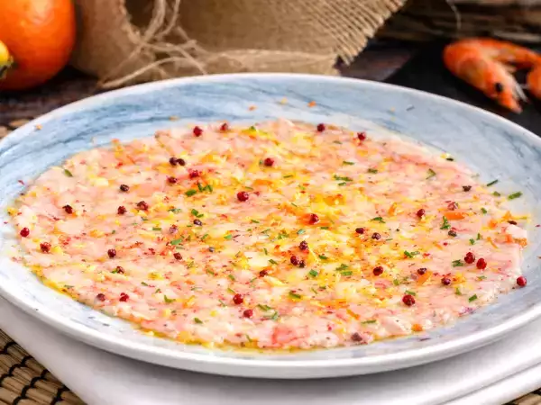 Shrimp carpaccio with citrus and pink pepper: an ideal starter to give a new twist to the usual seafood.