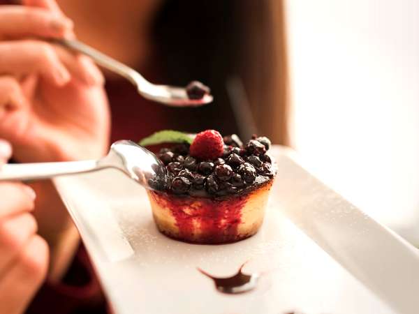 The dessert is the same. The sensation is not: did you know that the topping can change the way it tastes?